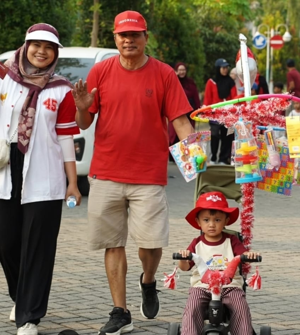 KOMPAK : Warga penghuni Green Garden saat mengikuti jalan sehat menyambut HUT RI 