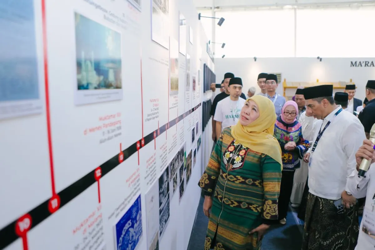 Gubernur Khofifah Bersama Wakil  Rais Aam Syuriah PBNU  Dr.KH.  Afifuddin Muhajir  Buka Pameran dan Klinik Turots di Pon
